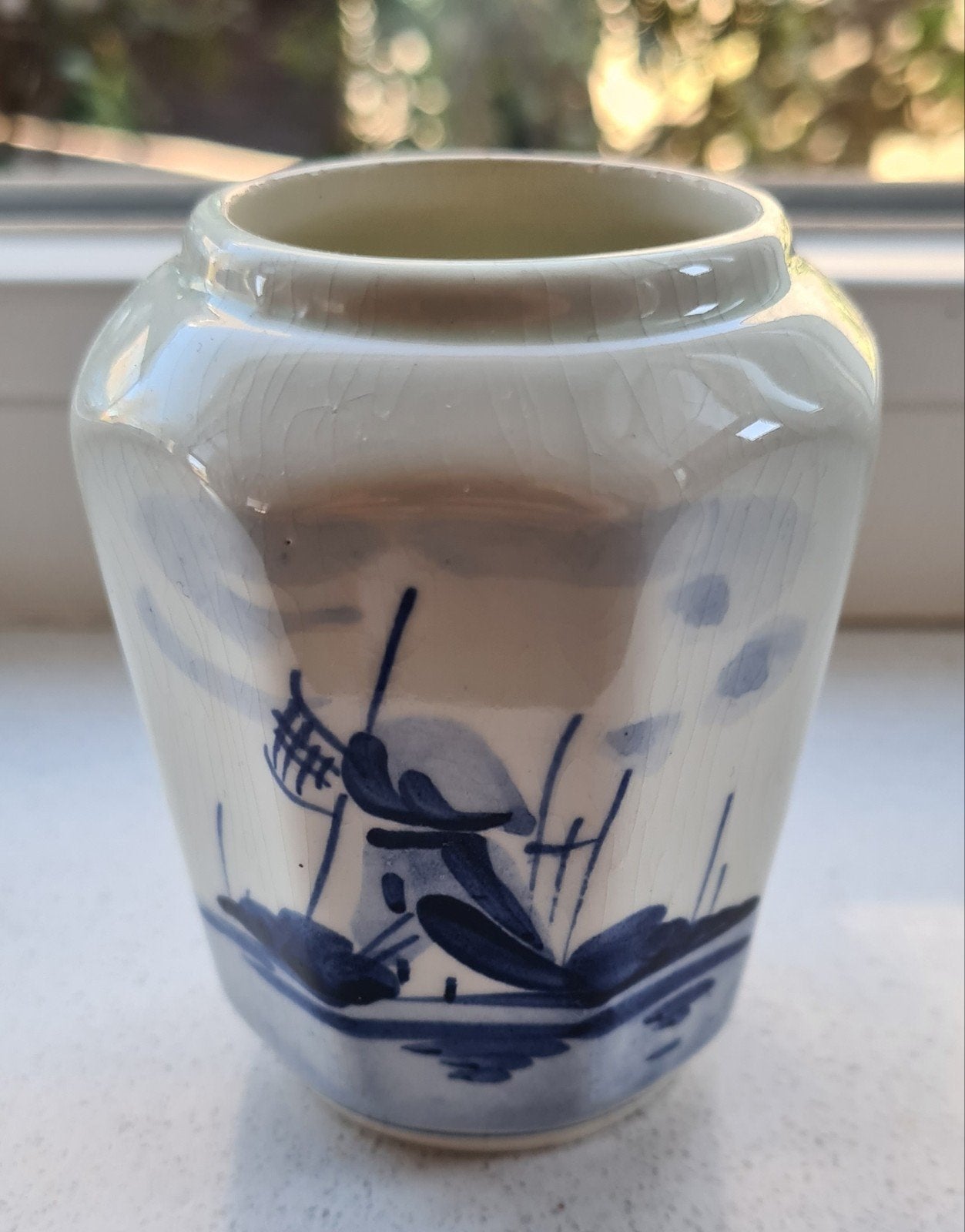 Vintage Delfts Blauw vaasje met molen en bloemmotief, Ophalen of Verzenden