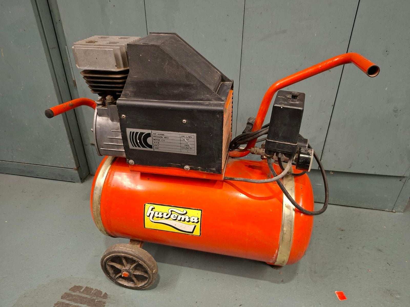 Huvema Compressor - Oranje, Mobiel, Gebruikt, Doe-het-zelf en Verbouw, Ophalen, Gebruikt, 200 tot 400 liter/min, Mobiel