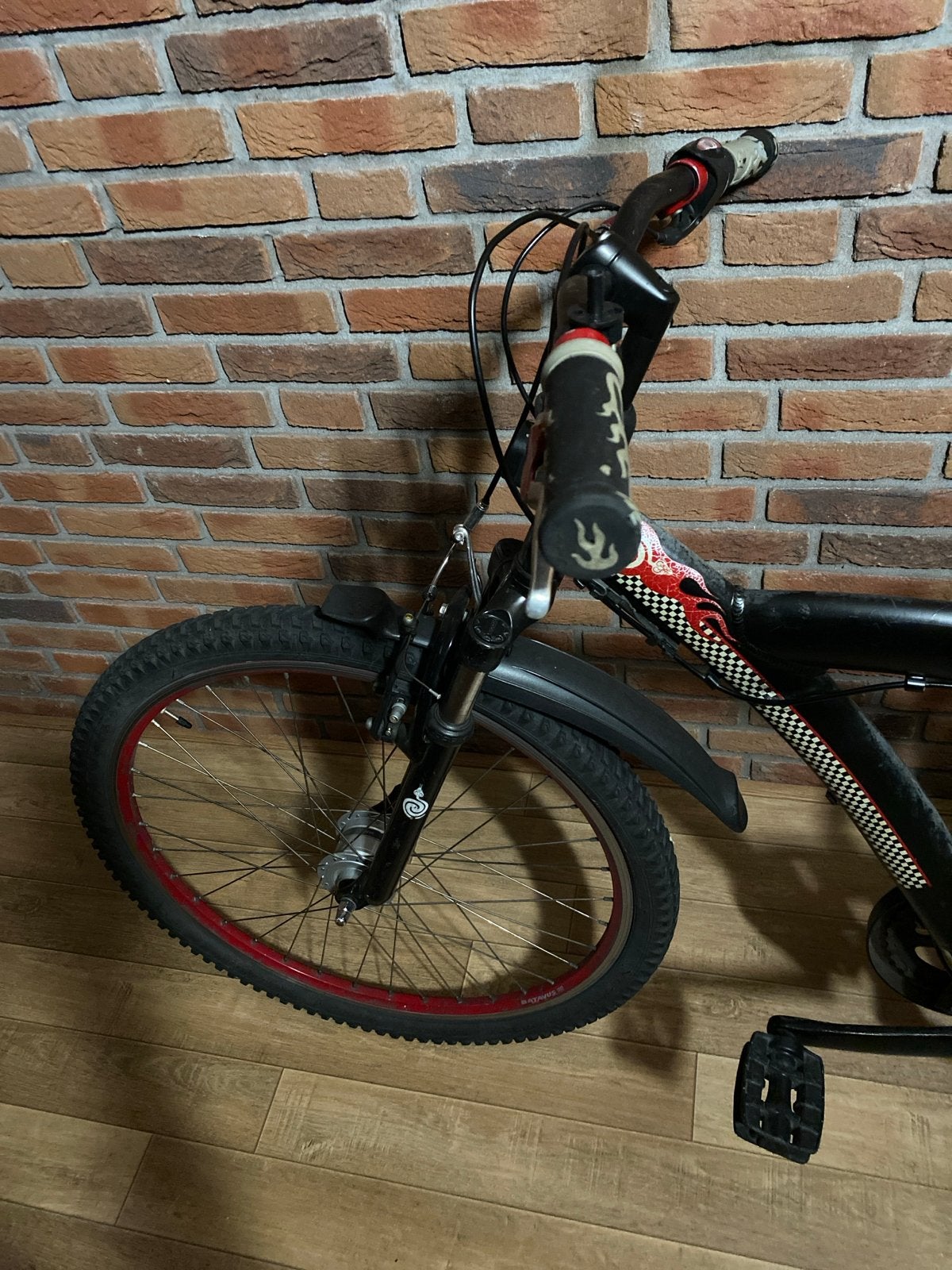 Zwarte fiets met rode velgen en bagagedrager, Ophalen, Gebruikt, Minder dan 16 inch