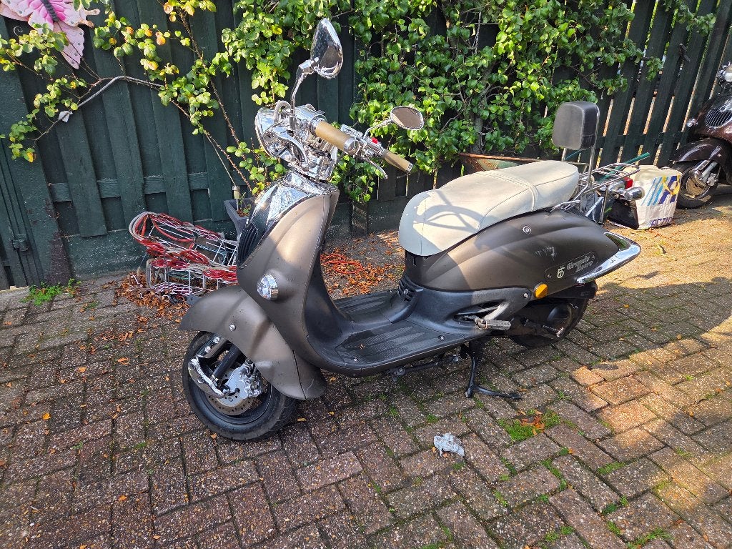 Stijlvolle Scooter - Bouwjaar 2016, Zo goed als nieuw, Benzine, Ophalen, Overige merken