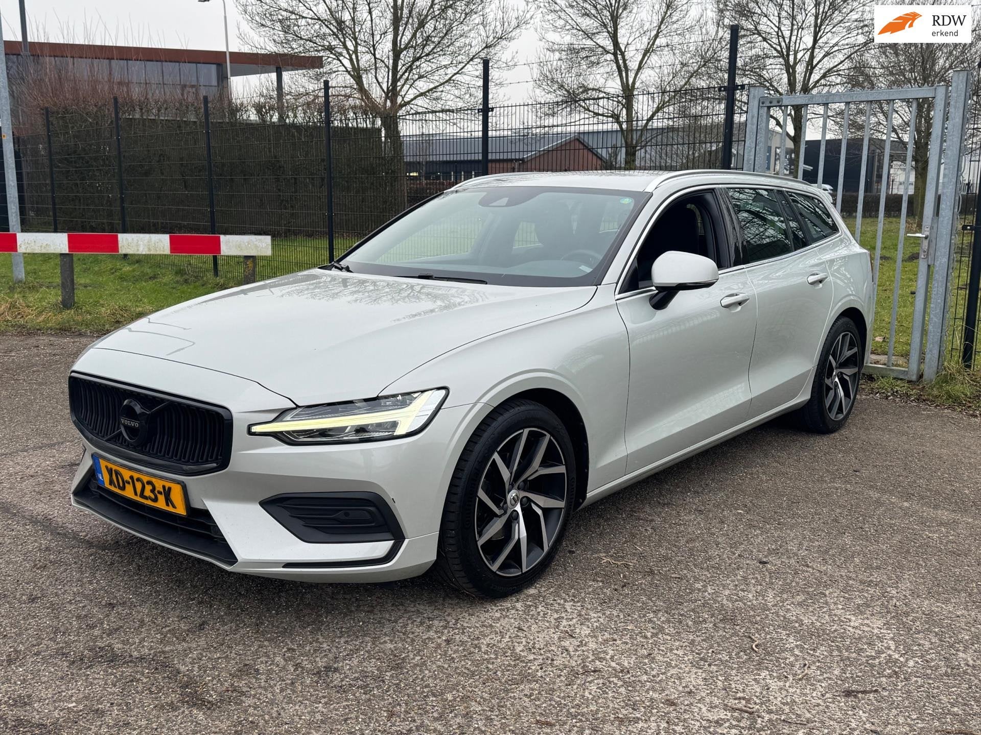 Volvo V60 2.0 D4 190PK Momentum Leder LED Camera Nw Model, Auto's, Gebruikt, Euro 6, Diesel, 22 km/l