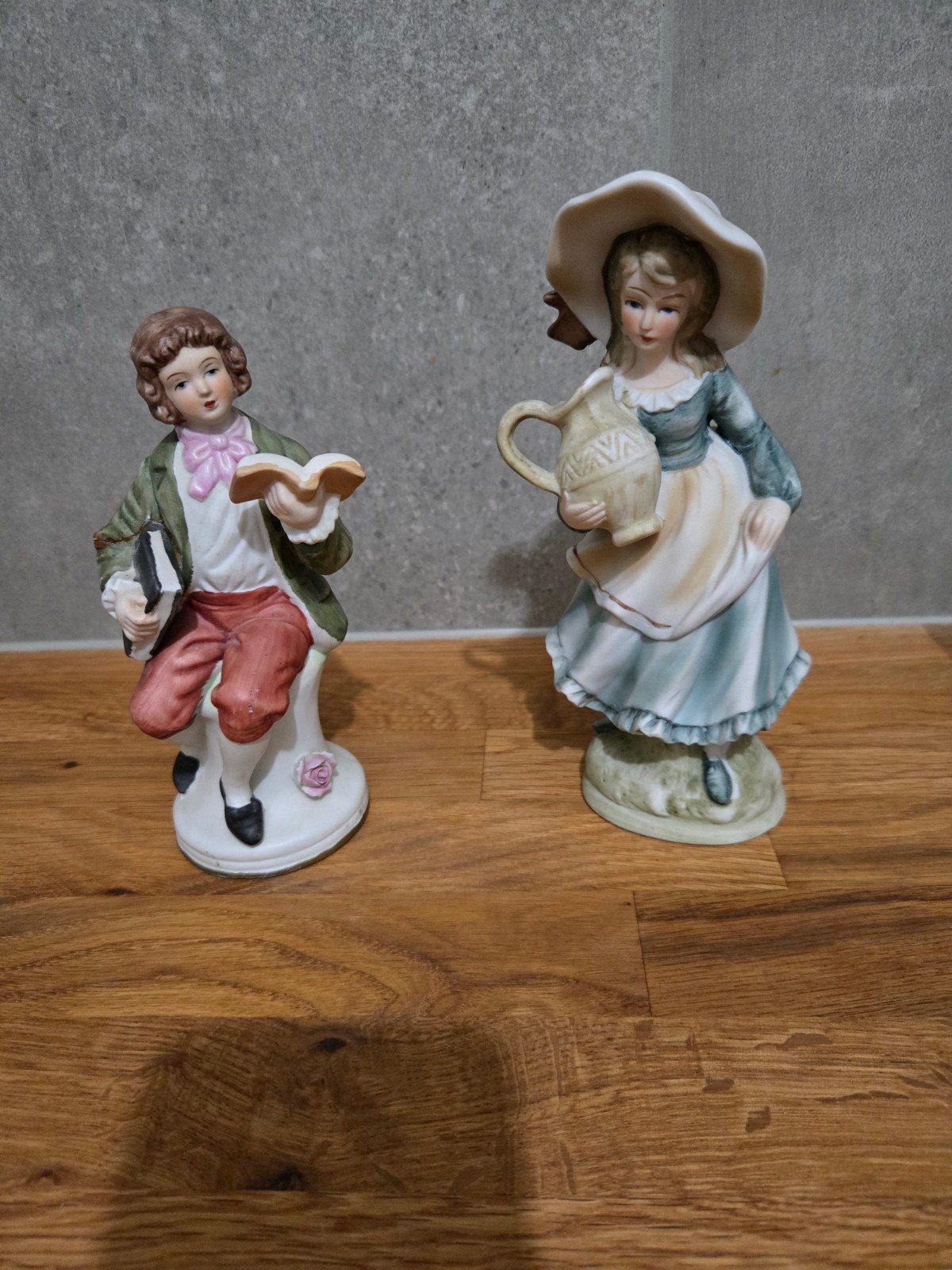 Vintage Porseleinen Beeldjes: Lezend Jongen & Meisje met Kan, Ophalen, Gebruikt