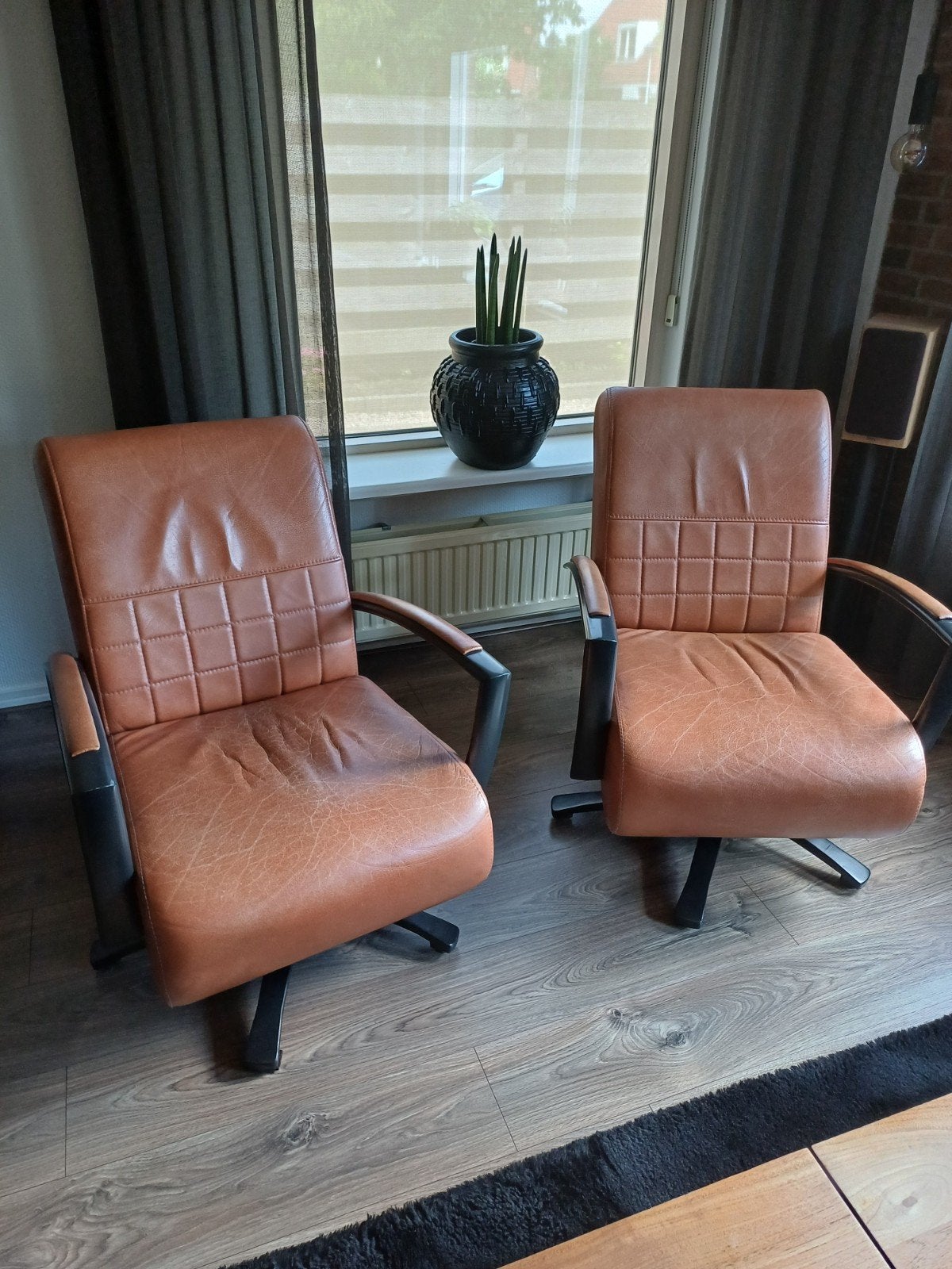 2 Lederen draaistoelen van Henders Hazel., Ophalen, Gebruikt, 75 tot 100 cm, Minder dan 50 cm