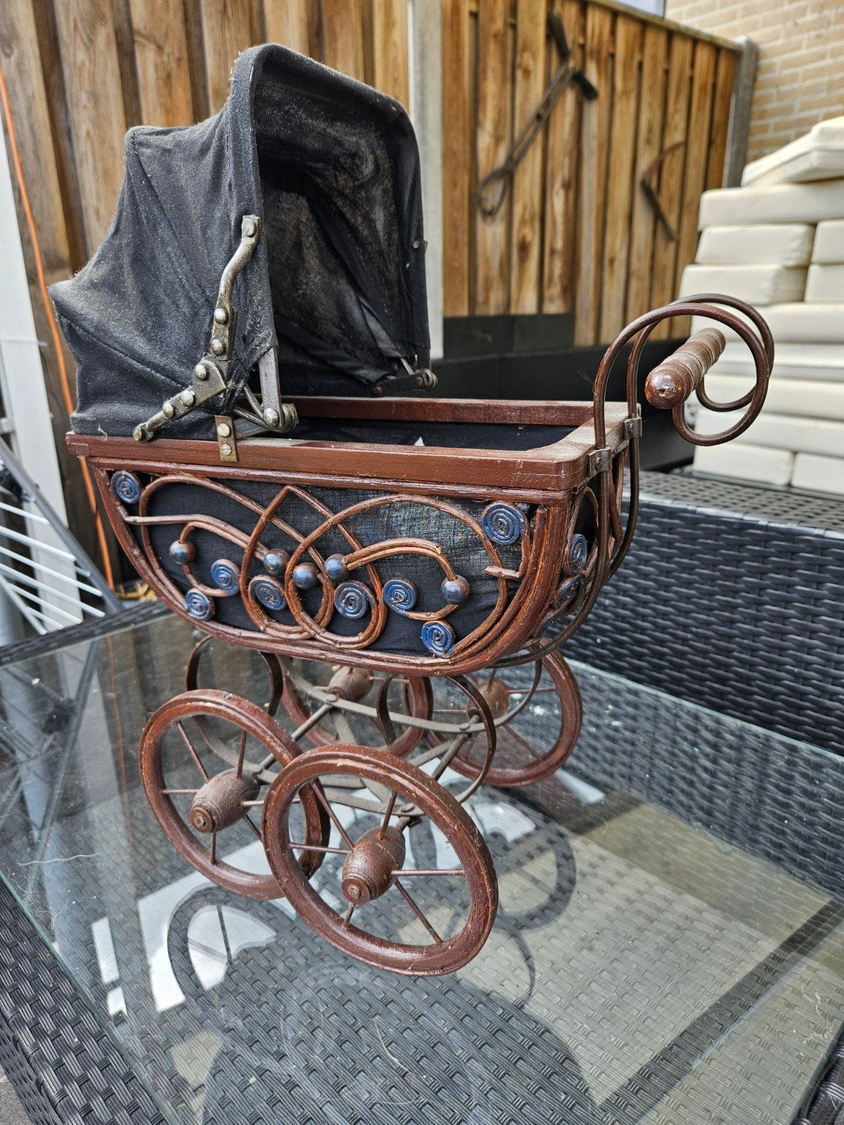 Antieke kinderwagen met pop - Decoratief verzamelobject, Ophalen of Verzenden