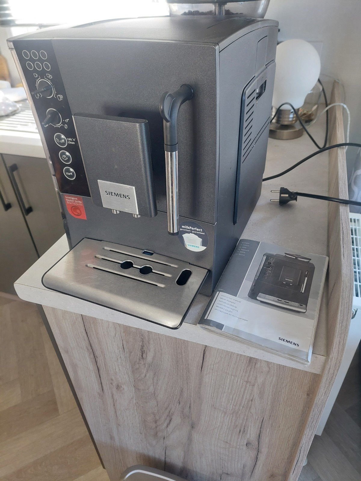 Siemens EQ.5 Volautomatische Koffiemachine -, Gebruikt, Koffiemachine, 4 tot 10 kopjes, Afneembaar waterreservoir