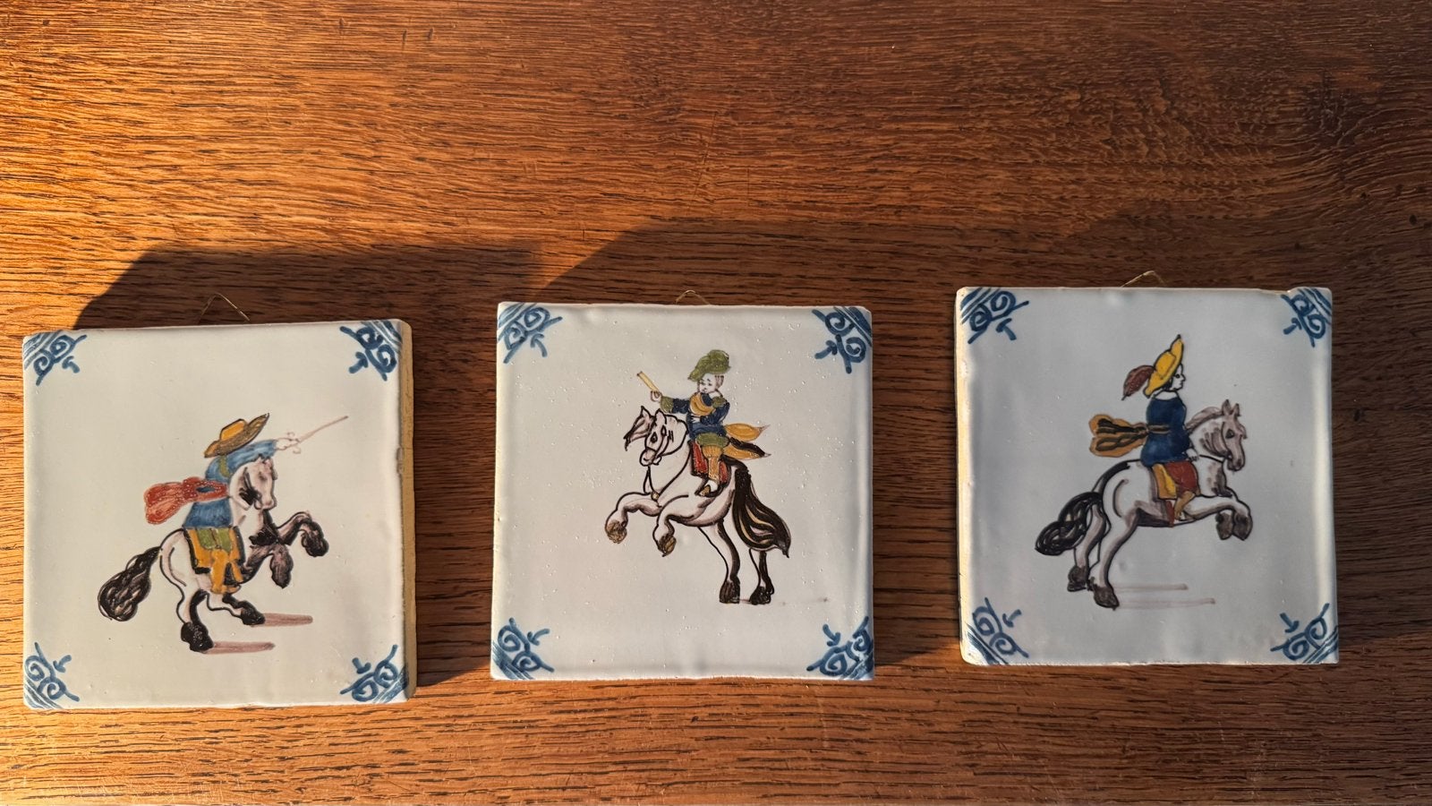 Set van 3 antieke Delfts blauwe tegels met ruiters, Ophalen