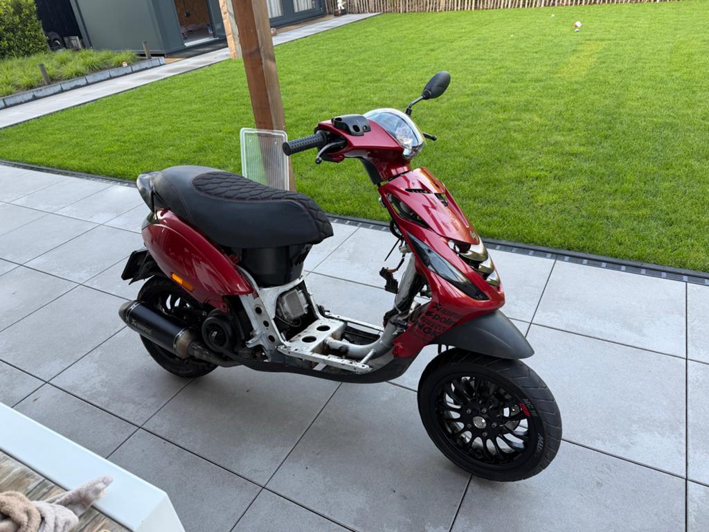 Zip met 187 Malossi, Akrapovic en Vespa velgen, Fietsen en Brommers, Brommers | Overige merken, Ophalen, Gebruikt, Maximaal 45 km/u