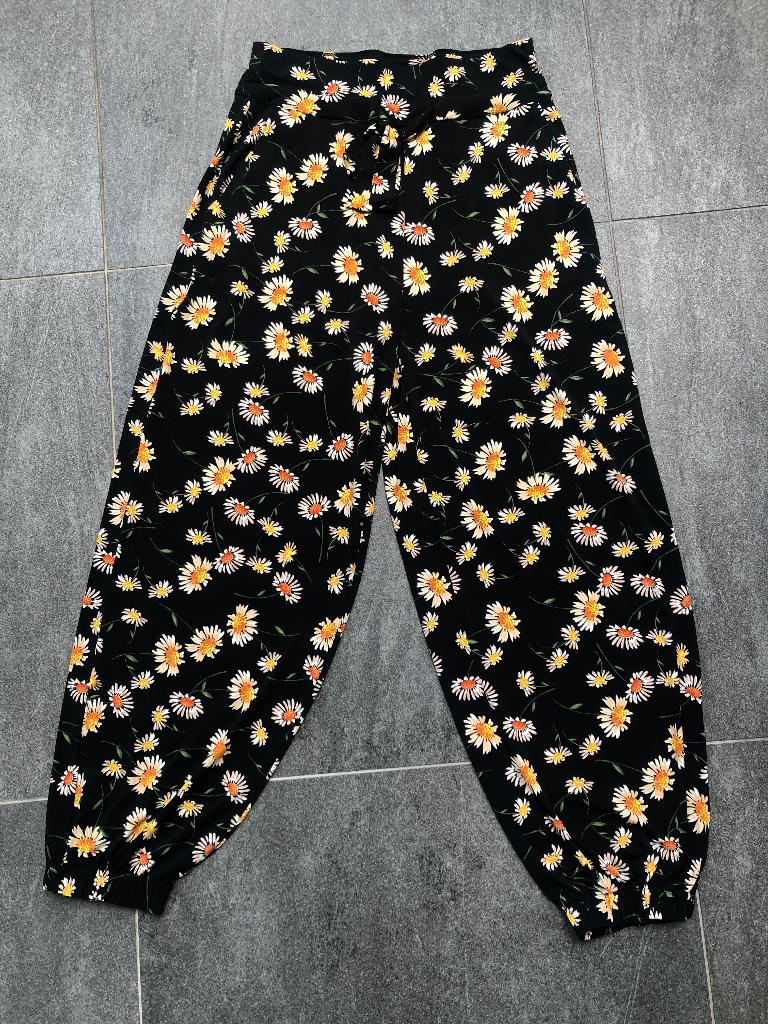 Vanilia broek, daisy jogger maat 36, zwart gebloemd, Maat 38/40 (M), Vanilia, Zwart, Ophalen of Verzenden