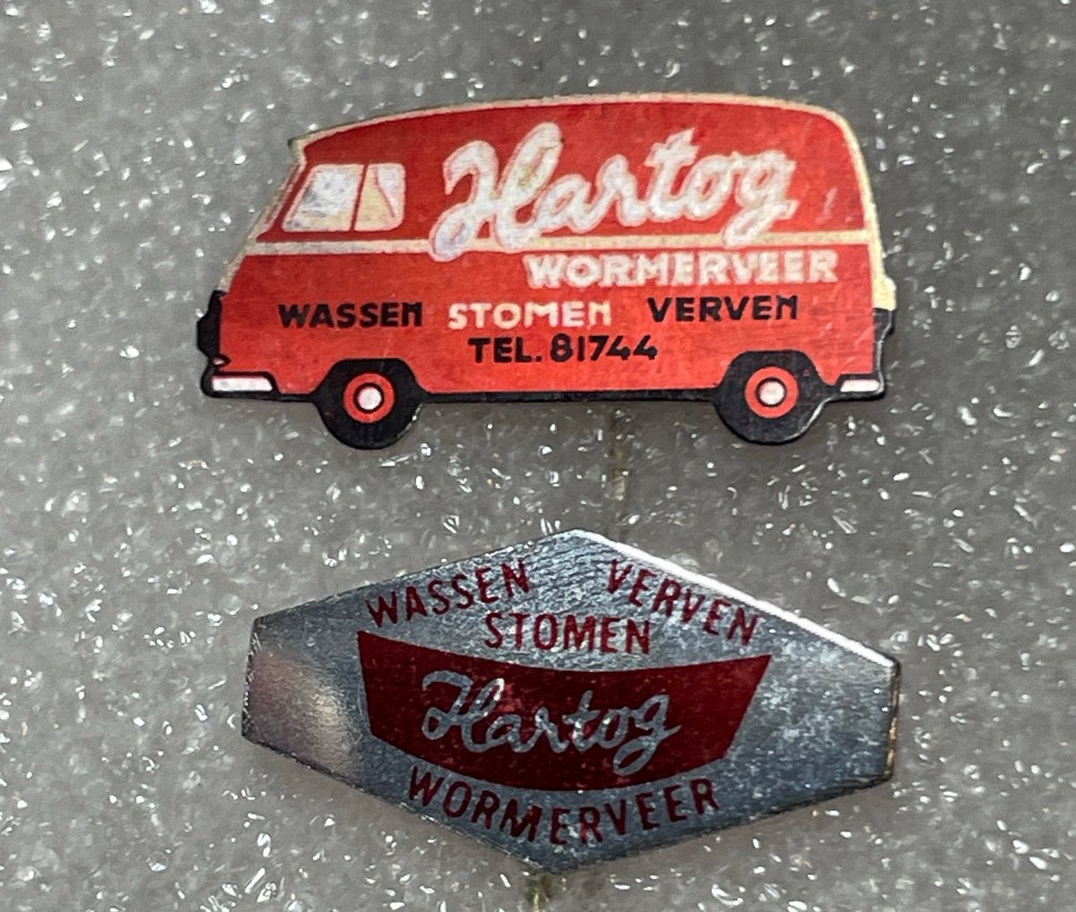 Vintage Hartog Wormerveer Reclame Speldjes (2 stuks), Verzamelen, Ophalen of Verzenden, Gebruikt, Overige onderwerpen, Speldje of Pin