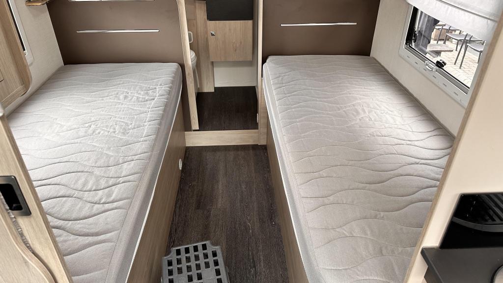 Lage Enkele bedden,Hefbed Chausson Special Edition 757, Ringverwarming, Fiat, Luifel, Koelkast