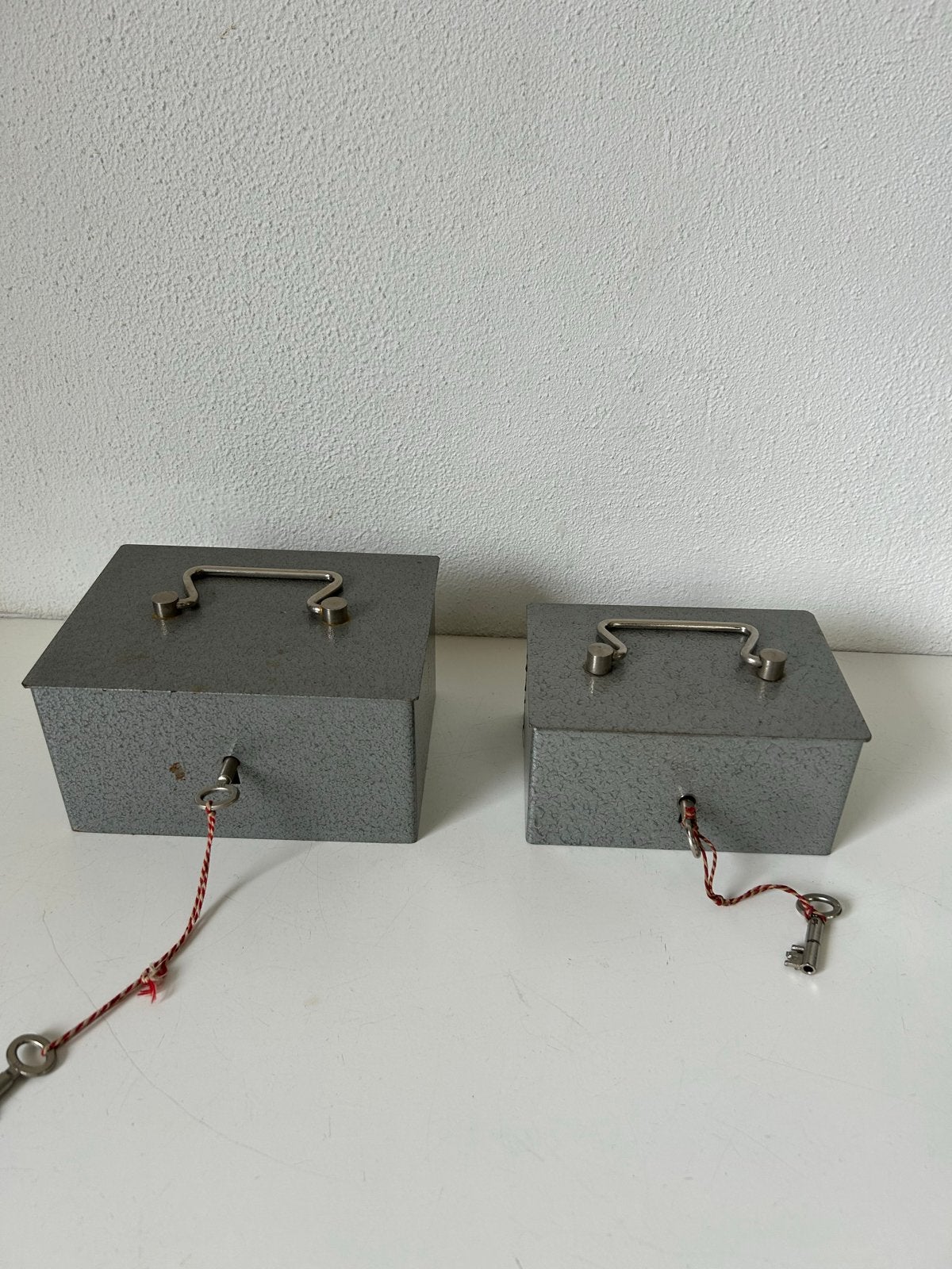 Metalen geldkistjes met sleutel, diverse maten en kleuren, Ophalen of Verzenden, Gebruikt, Brandkast