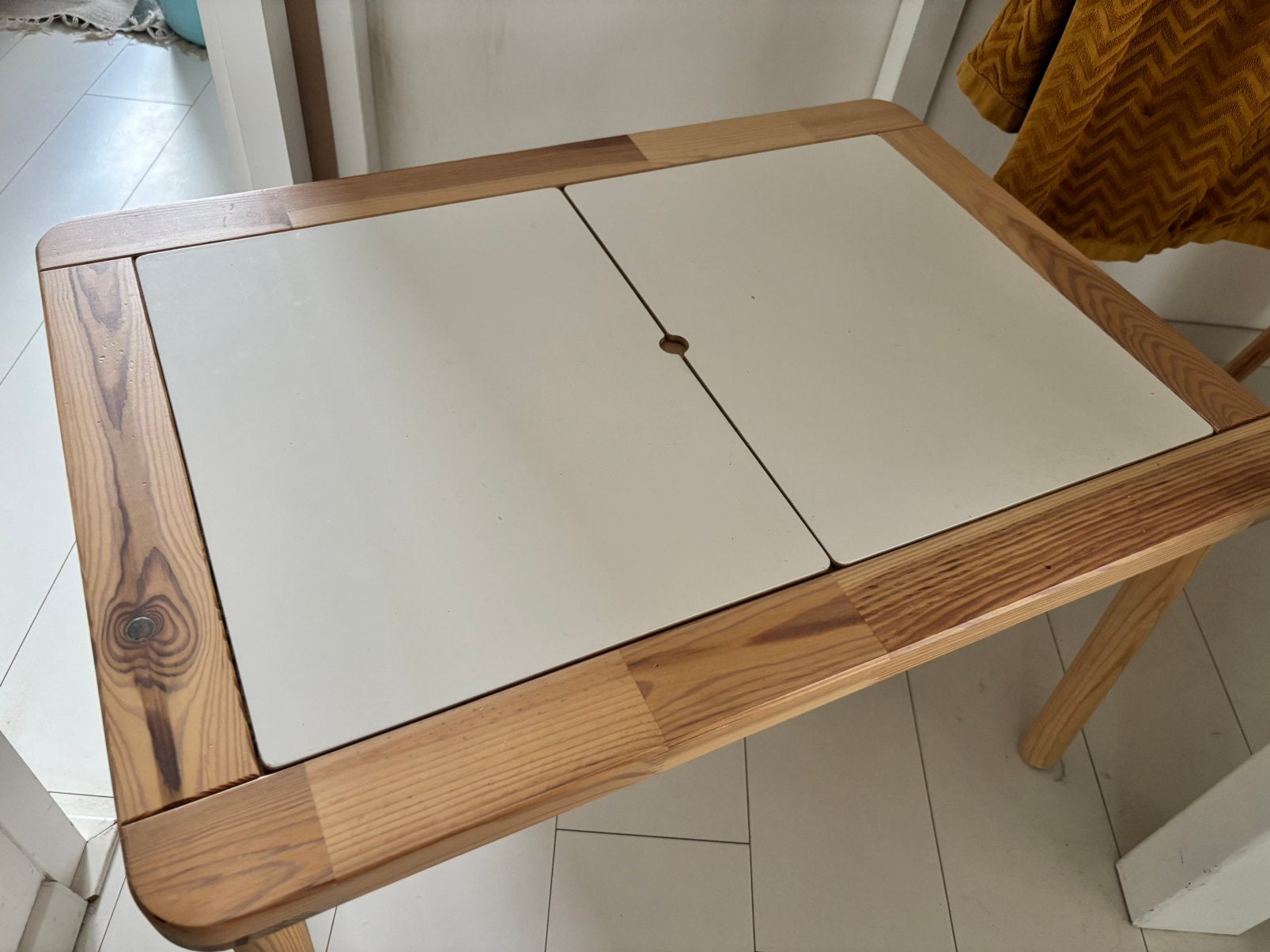 IKEA Flisat kindertafel met twee krukjes, Ophalen, Zo goed als nieuw, Tafel(s)