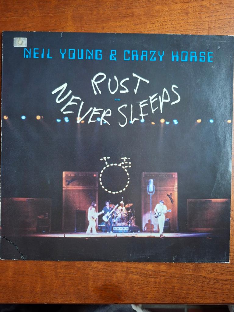 Neil Young & Crazy Horse - Rust Never Sleeps LP (cut-out), Inclusief binnenhoes, Ophalen of Verzenden, Gebruikt, 12 inch