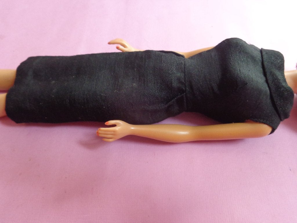 Barbie vintage Silk dress black, Verzamelen, Poppen, Ophalen of Verzenden, Gebruikt, Kleertjes