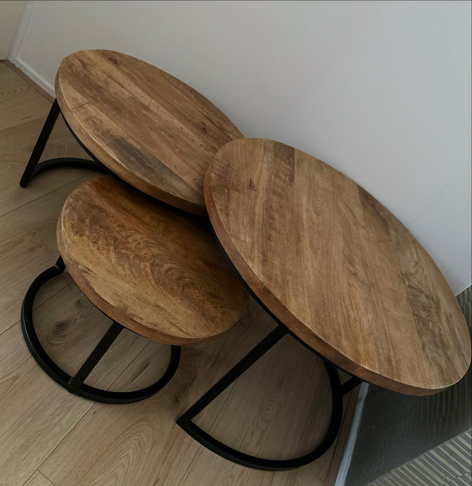Set van 3 ronde bijzettafels van mangohout en metaal, Rond, 55 tot 75 cm, Zo goed als nieuw, Hout