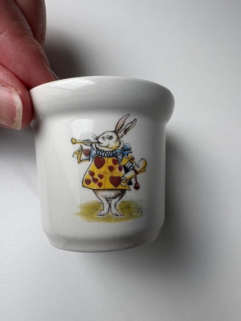 Klein porselein eierdopje alice in wonderland, Ophalen of Verzenden, Zo goed als nieuw, Porselein, Kop en/of schotel