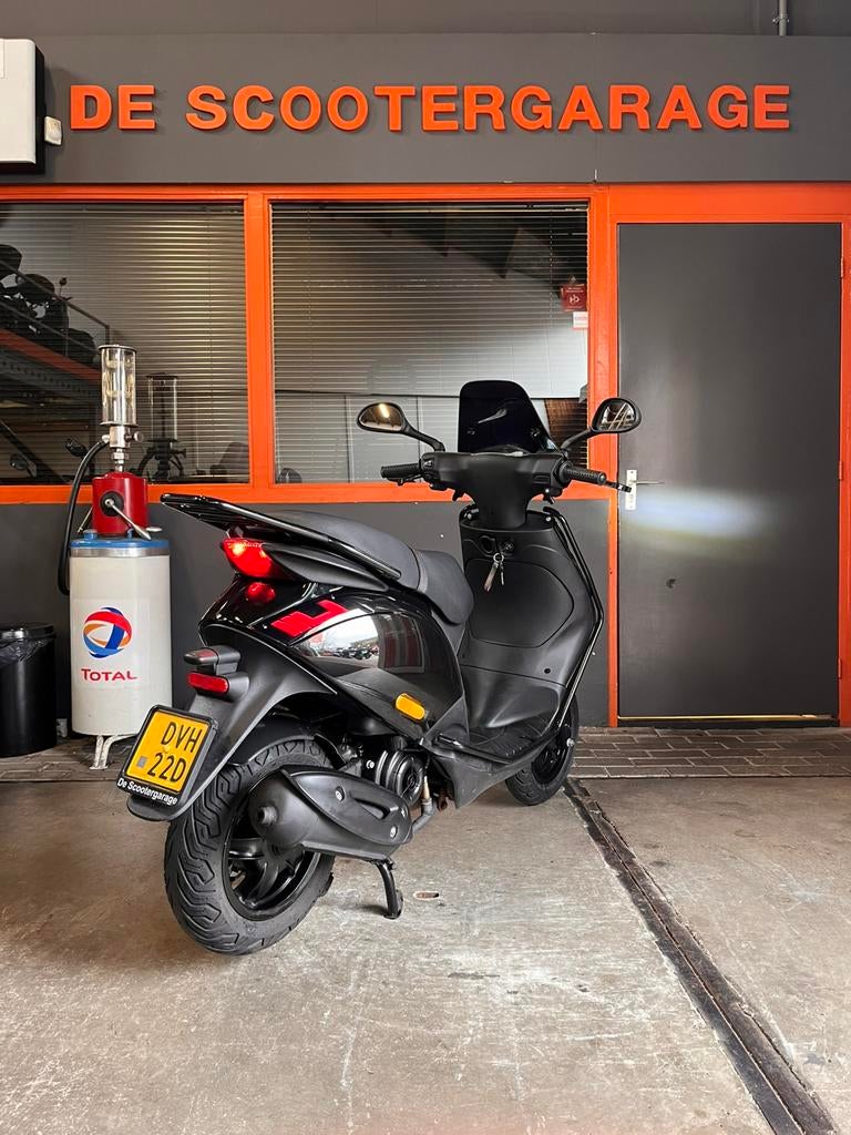 Piaggio Zip Brom 45km E4 SP 2019 Full black on black, Fietsen en Brommers, Scooters | Piaggio, Gebruikt, Piaggio, Piaggio, Maximaal 45 km/u