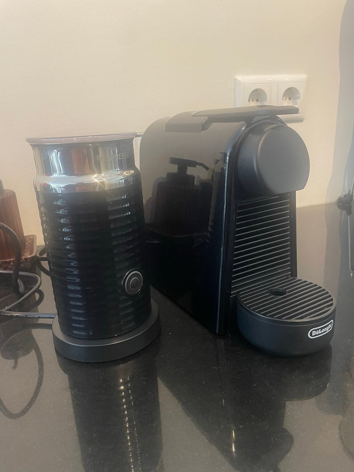 Nespresso Essenza Mini EN85.B met Aeroccino 3 - ZGAN, Ophalen of Verzenden, 1 kopje, Koffiepads en cups, Afneembaar waterreservoir