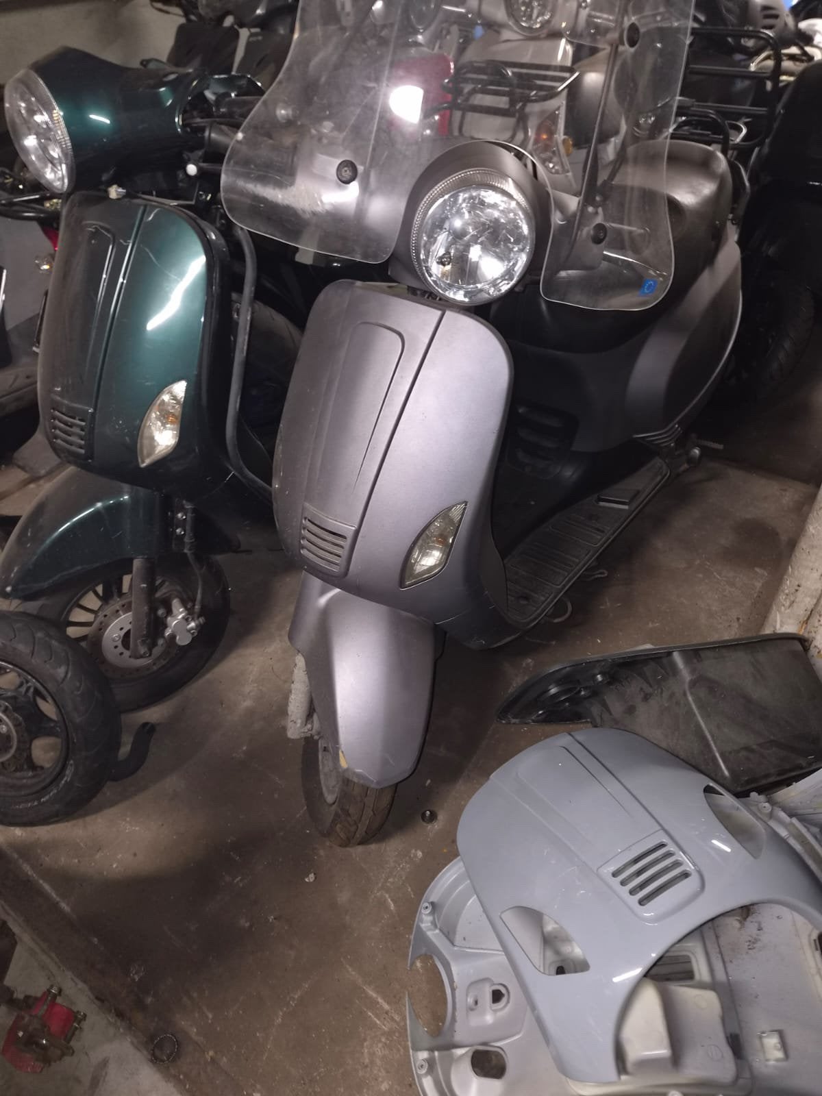 veel vespa agm btc look onderdelen, Fietsen en Brommers, Snorfietsen en Snorscooters, Ophalen, Zo goed als nieuw, Benzine, Overige merken