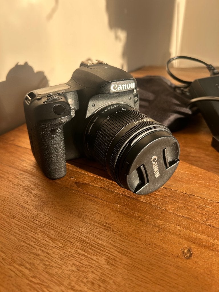 Canon EOS 77D + 18-55mm lens + 3 accu’s + oplader + tas, Audio, Tv en Foto, Fotocamera's Digitaal, Ophalen, Gebruikt, Spiegelreflex