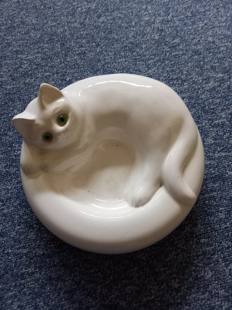 Witte keramische kat schaal/asbak/beeld met groene ogen, Ophalen of Verzenden, Zo goed als nieuw, Dier