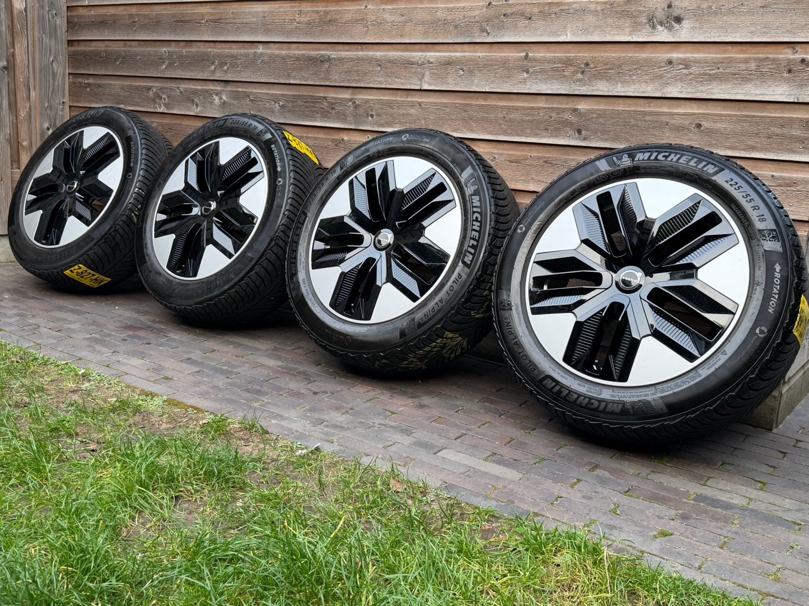 Orig Volvo EX30 18 inch velgen + Michelin winterbanden, Auto-onderdelen, 18 inch, Gebruikt, Banden en Velgen, Personenwagen