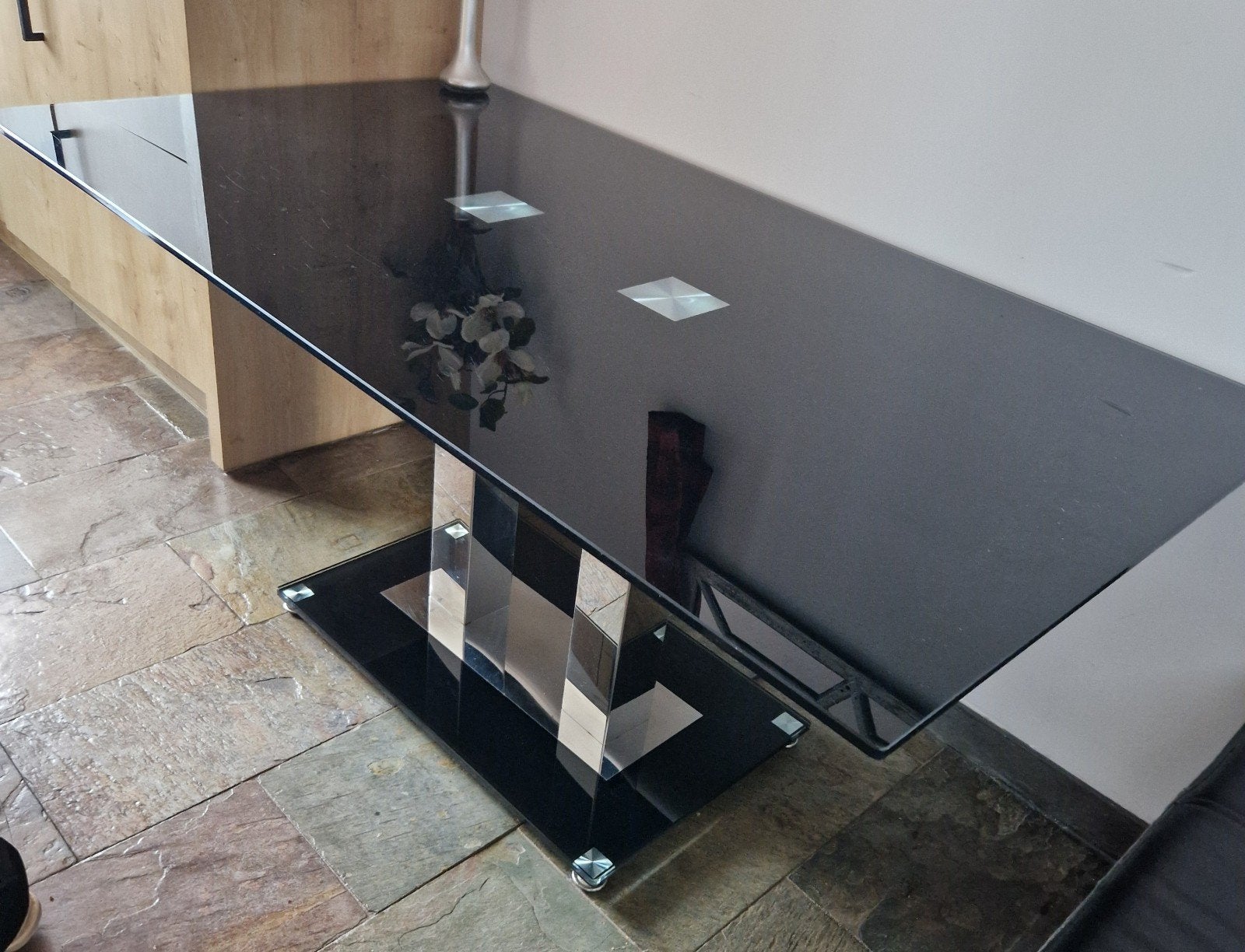 Moderne Zwarte Glazen Eettafel met Chromen Onderstel, 50 tot 100 cm, Zo goed als nieuw, Glas, 150 tot 200 cm