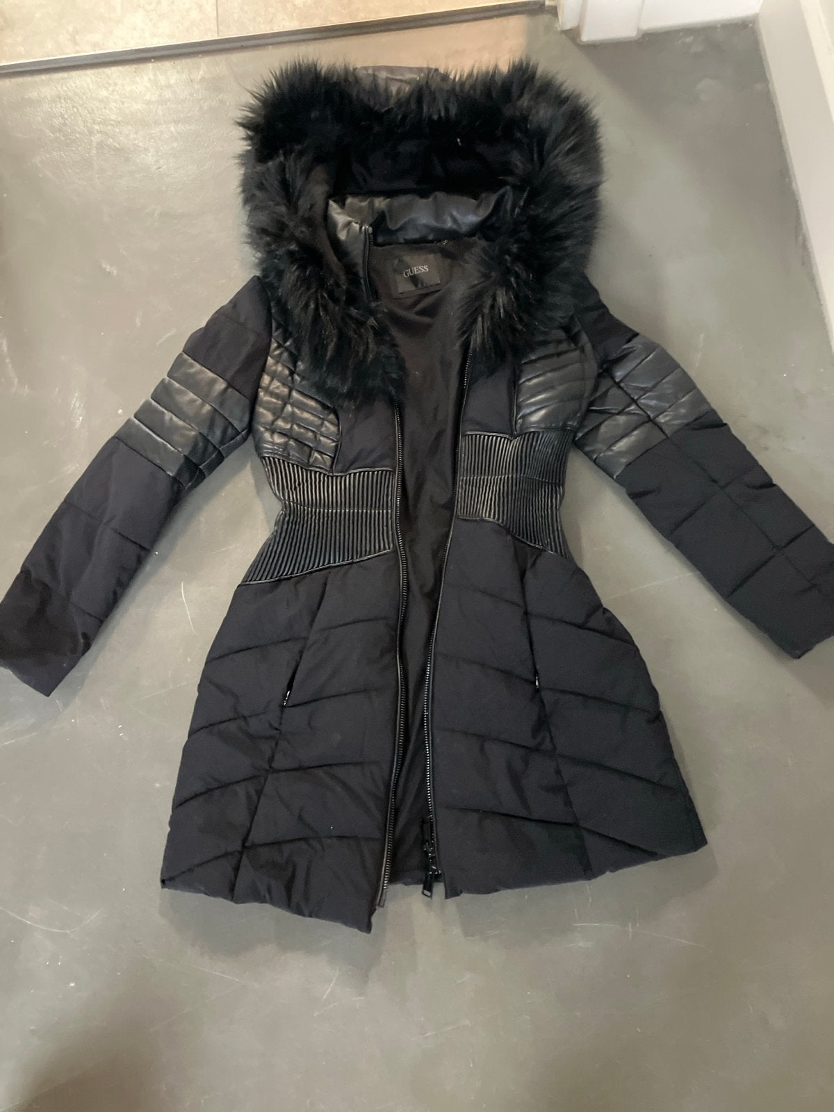 Guess winterjas dames maat M zwart met bontkraag, Ophalen of Verzenden, Zo goed als nieuw, Maat 38/40 (M), Zwart