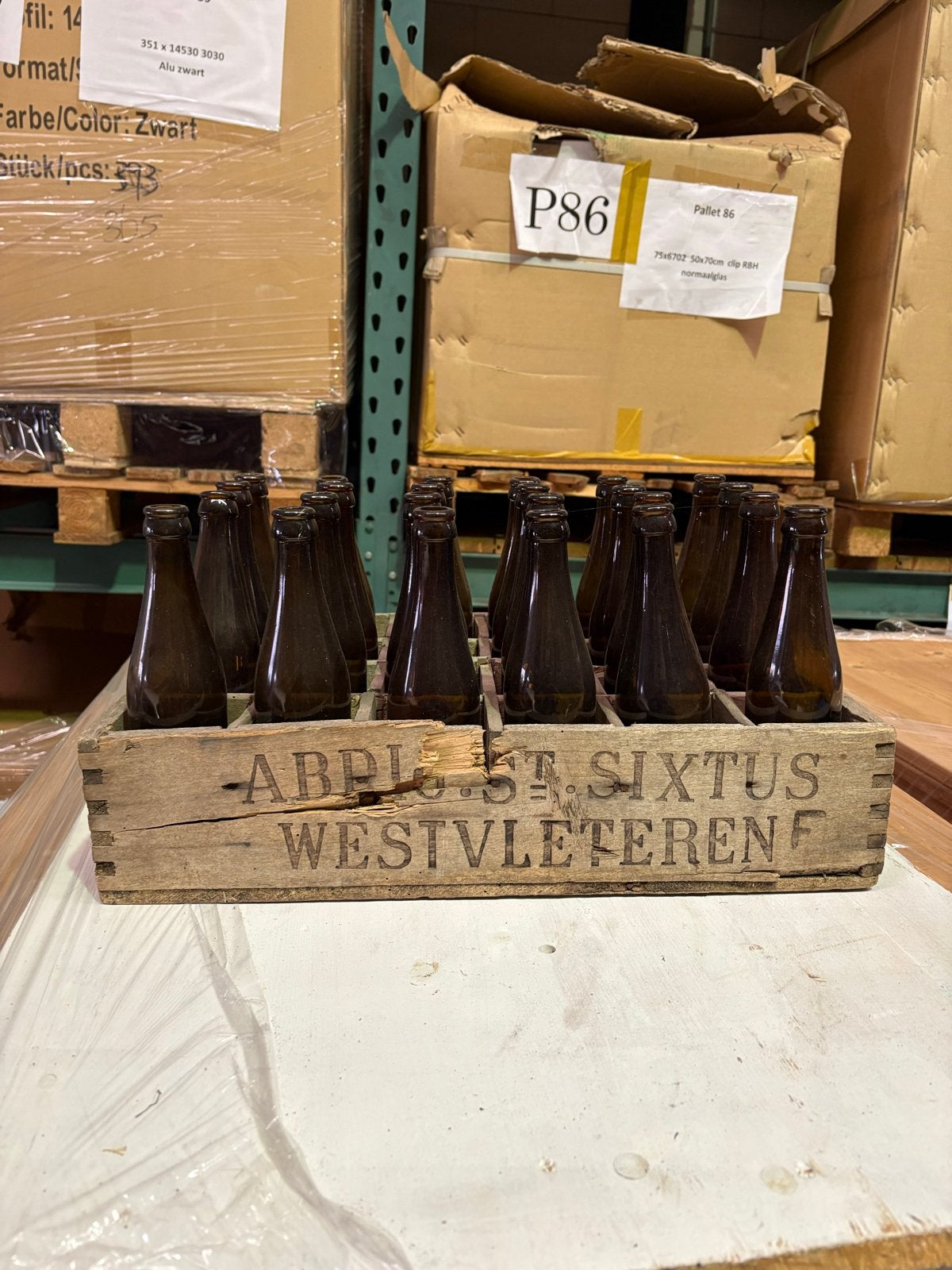 Oude houten Westvleteren bierkist met lege flessen, Ophalen of Verzenden