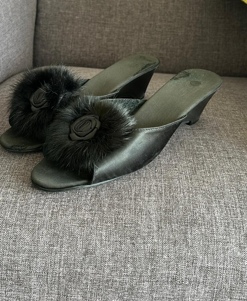 Zwarte muiltjes met bont en roosje, nooit gedragen, Ophalen of Verzenden, Nieuw, Zwart, Sandalen of Muiltjes
