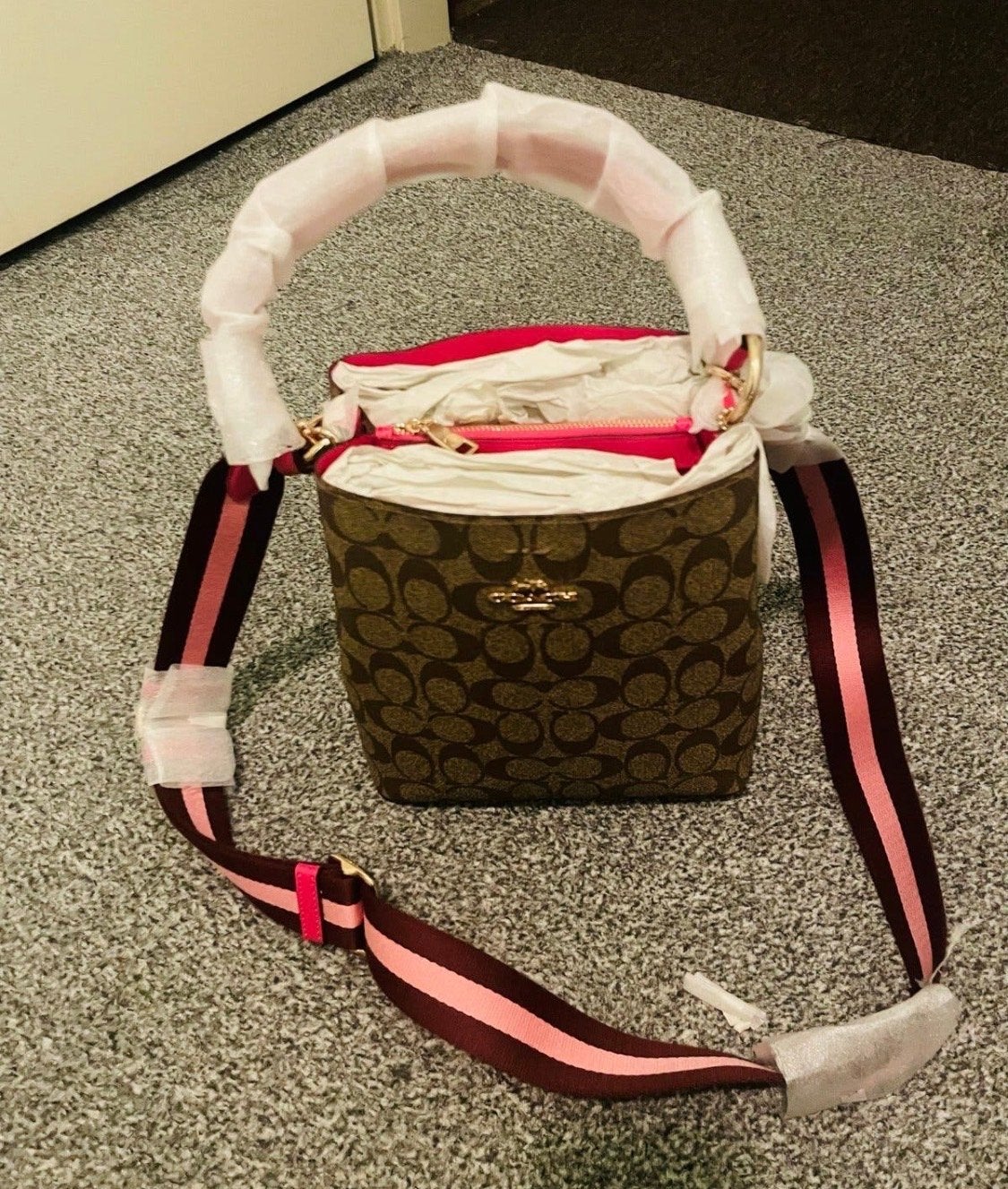 Nieuwe Coach schoudertas met monogram en roze accenten, Ophalen of Verzenden, Nieuw, Bruin, Schoudertasje