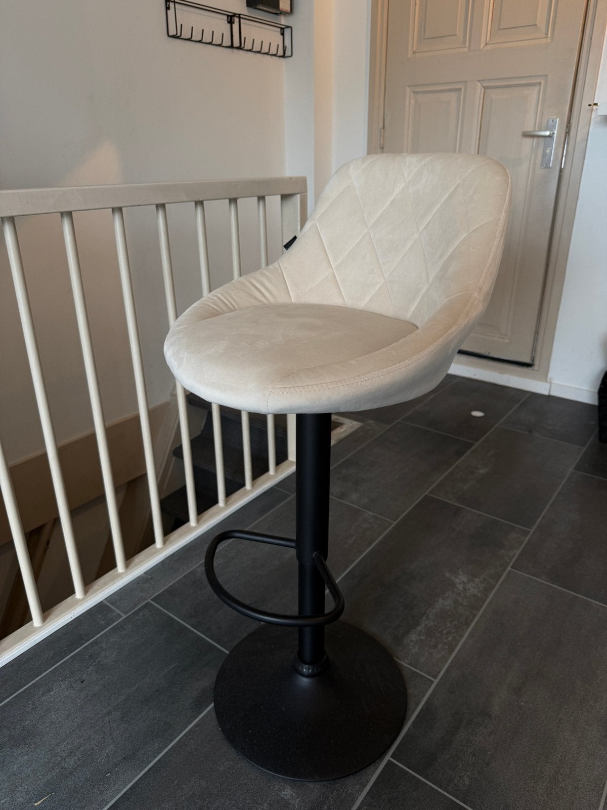 Moderne beige barkruk, in hoogte verstelbaar, Huis en Inrichting, Ophalen, In hoogte verstelbaar, Zo goed als nieuw, 90 cm of meer