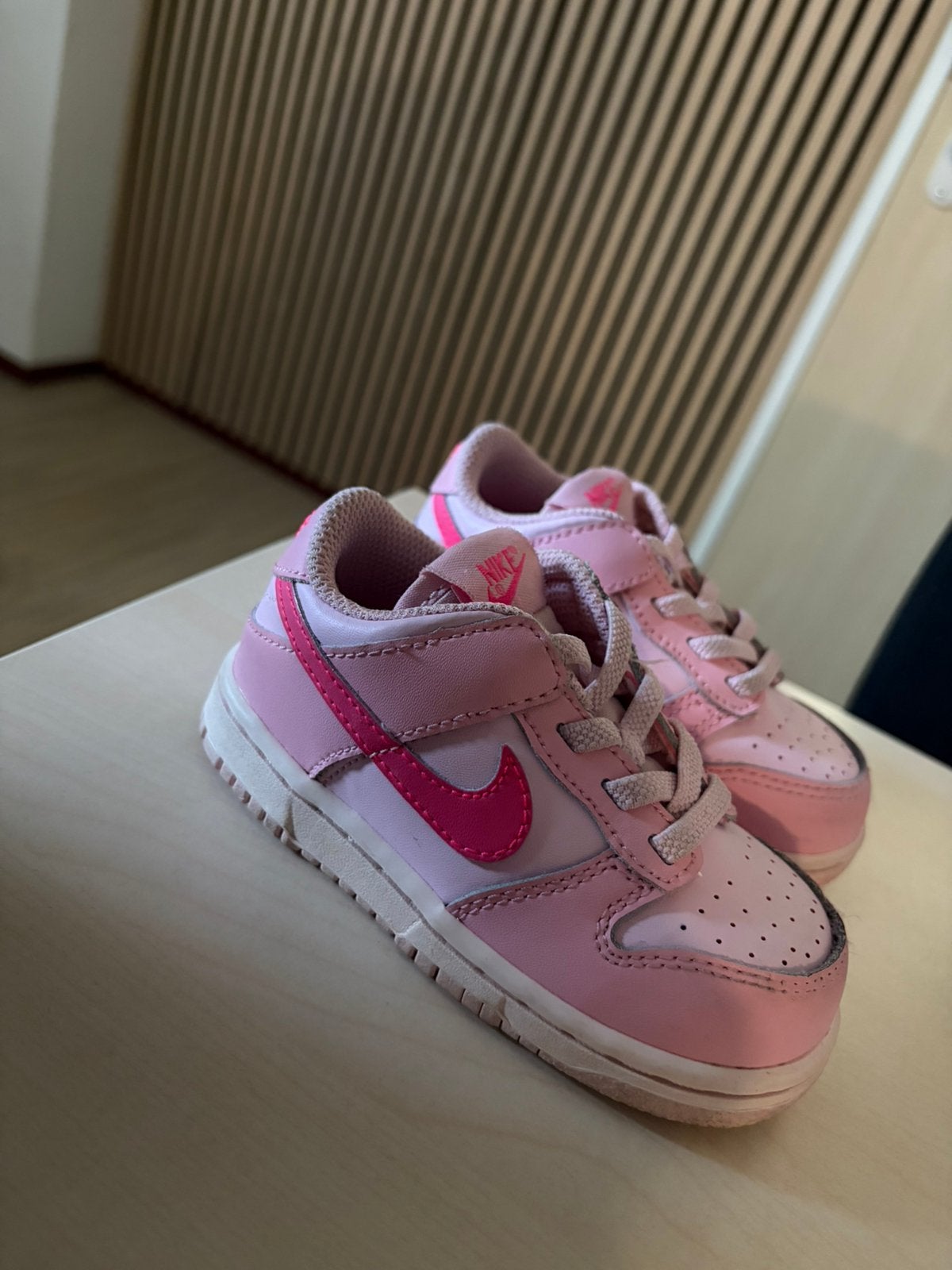 Nike Dunk Low Barbie Triple Pink maat 23.5, Ophalen of Verzenden, Zo goed als nieuw, Meisje, Schoenen