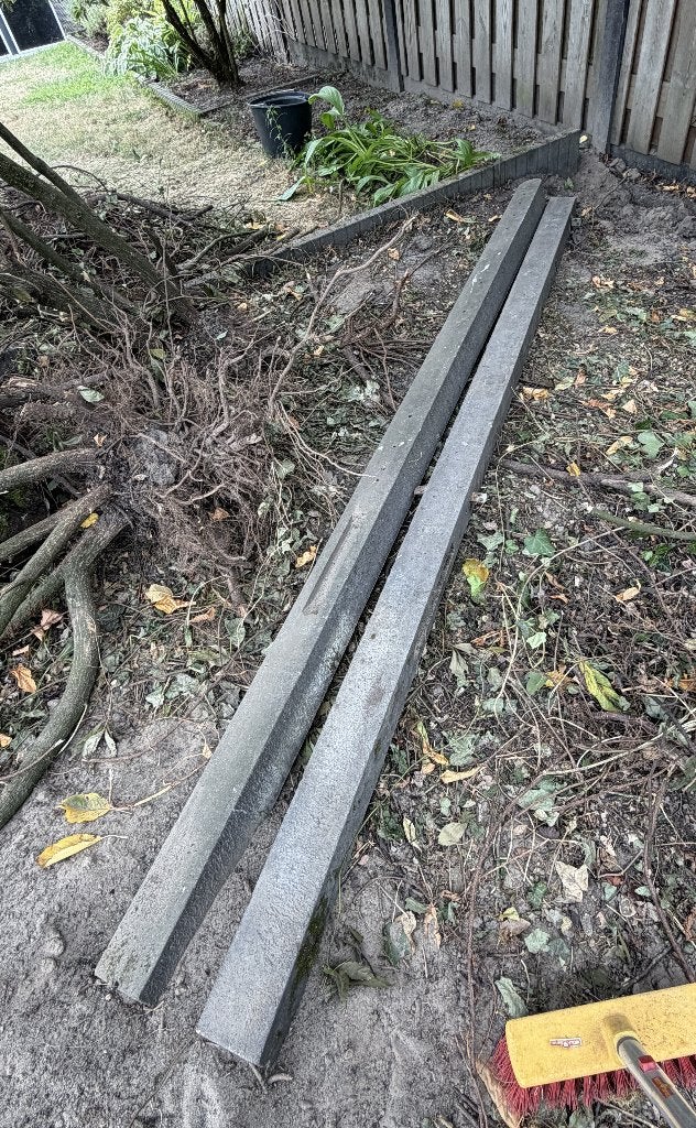 Twee  donkergrijze betonpalen – gratis af te halen, Tuin en Terras, Schuttingen, Ophalen, Overige materialen, Minder dan 3 meter