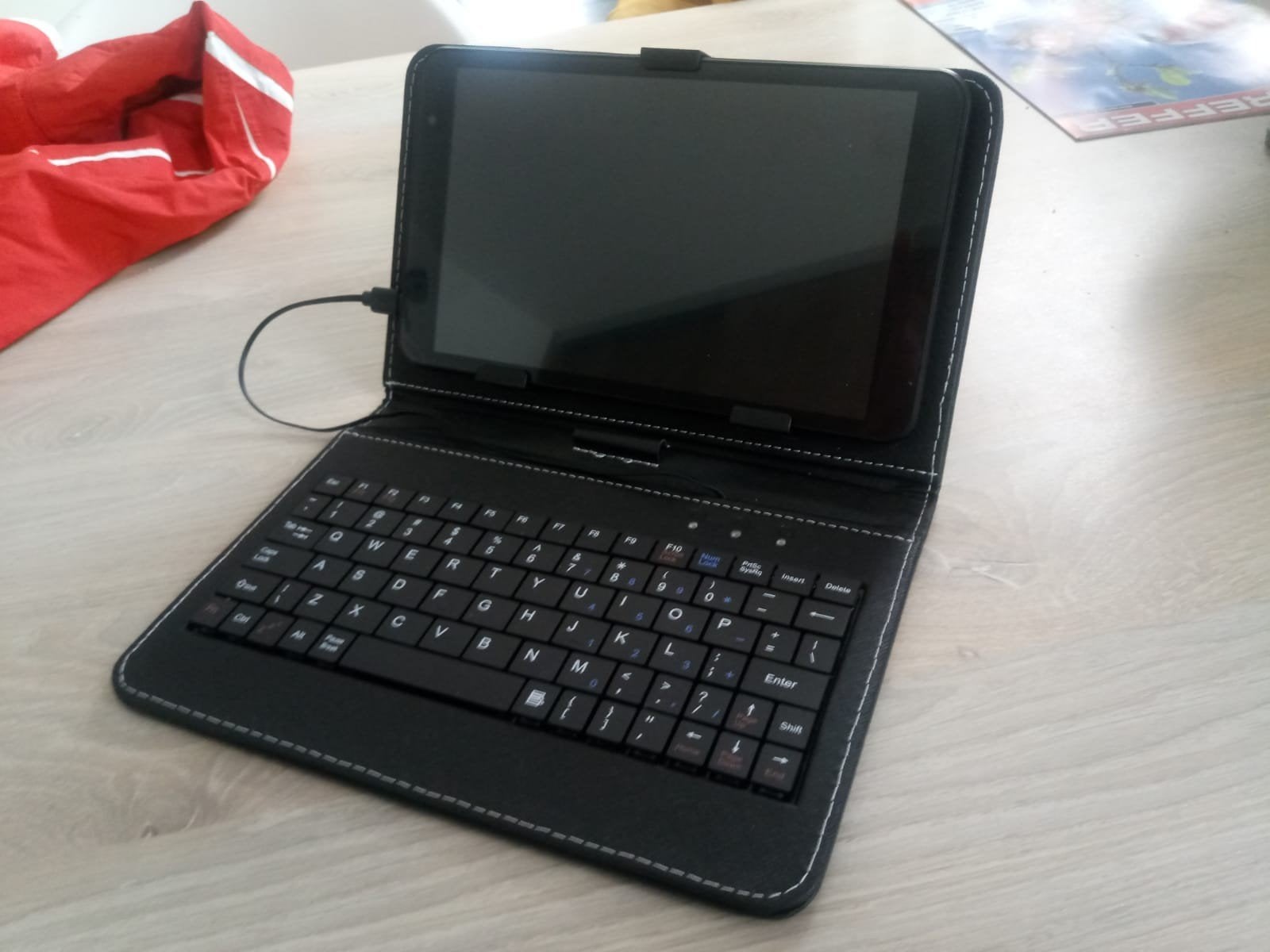 Android Tablet met toetsenbord., Computers en Software, Tablet-hoezen, Bescherming voor- en achterkant, 10 inch, Ophalen