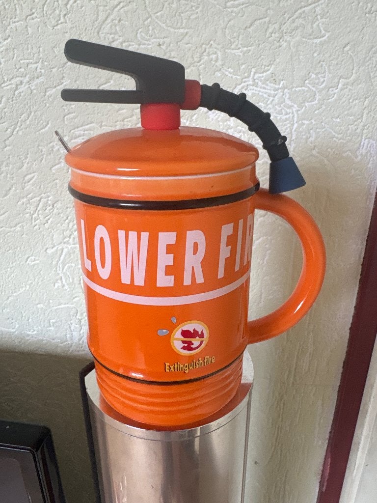 Grappige brandblusser mok - Extinguish fire, Overige merken, Keramiek, Zo goed als nieuw, Overige stijlen