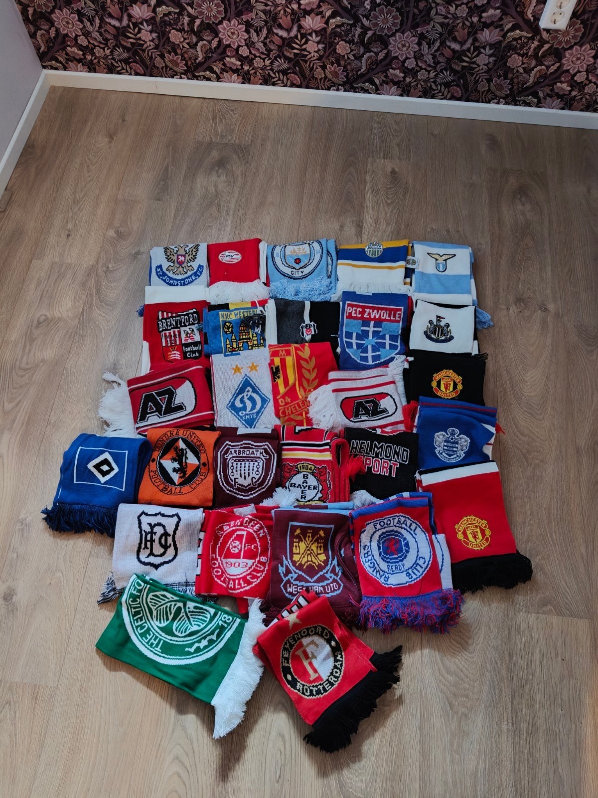 23 voetbalsjaals van diverse voetbalclubs, Maat XL, Ophalen, Gebruikt, Clubaccessoires