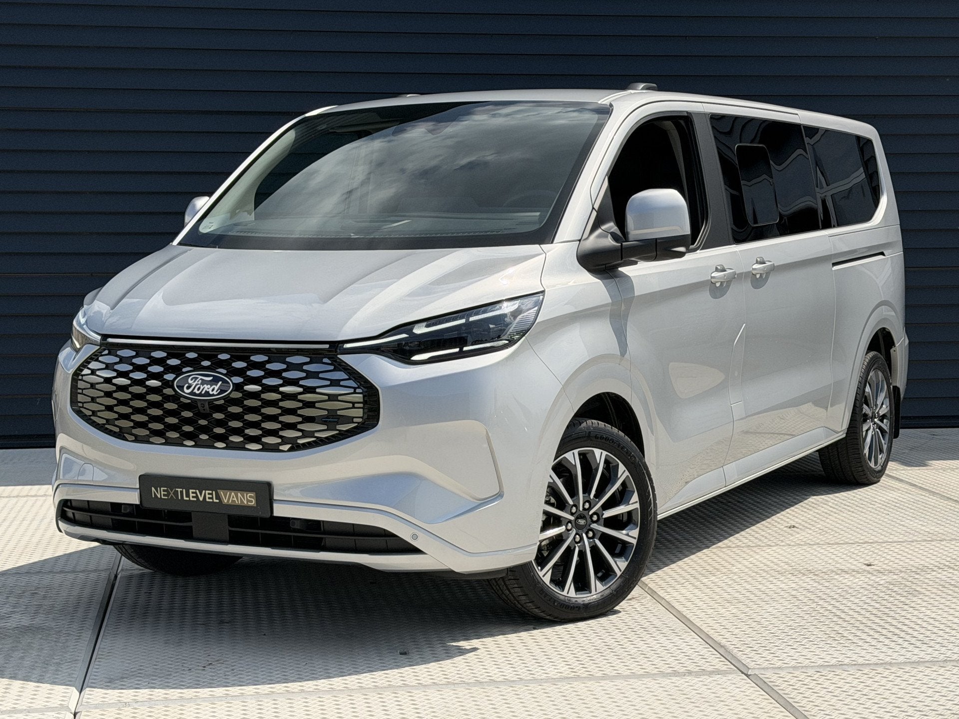 Ford e-Transit Custom Tourneo 340 L2H1 Titanium 65 kWh | 360, Auto's, Achterwielaandrijving, Gebruikt, 24 min, 4 km/l