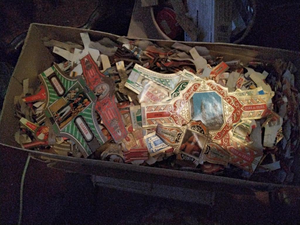 Schoenendoos vol met sigarenbandjes., Verzamelen, Ophalen of Verzenden, Gebruikt, Sigarenbandjes