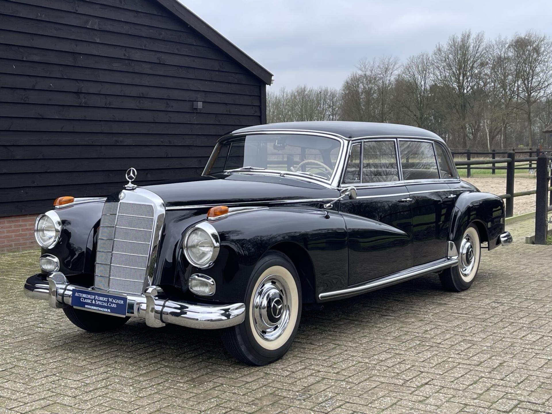 Mercedes-Benz 300 D Adenauer, gerestaureerd, Velours, Auto's, Achterwielaandrijving, 160 pk, Zwart, Mercedes-Benz