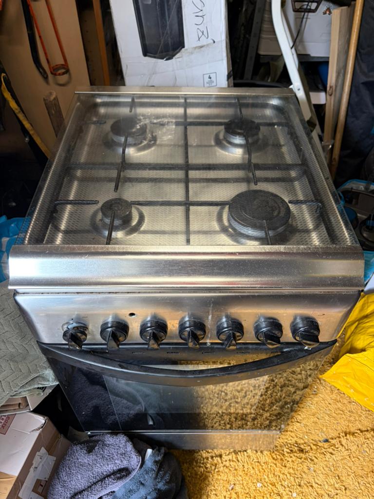 Indesit gasfornuis, Witgoed en Apparatuur, Fornuizen, Ophalen, 4 kookzones, Zo goed als nieuw, Gas