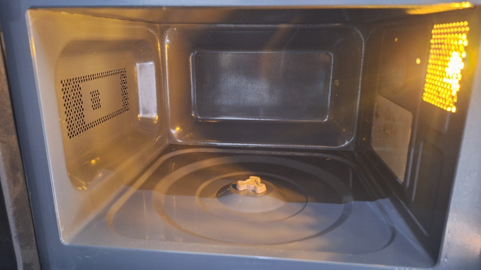 Tomado TMS2002B Solo Magnetron - 20L, 5 standen, display, Witgoed en Apparatuur, Ophalen