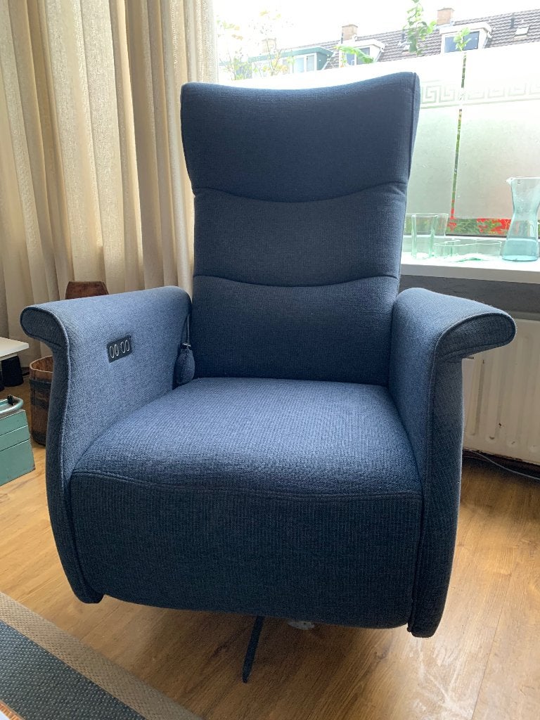 Comfortabele sta-op blauwe relaxfauteuil met draaivoet, Huis en Inrichting, Ophalen, Modern, Comfortabel, 75 tot 100 cm, Zo goed als nieuw