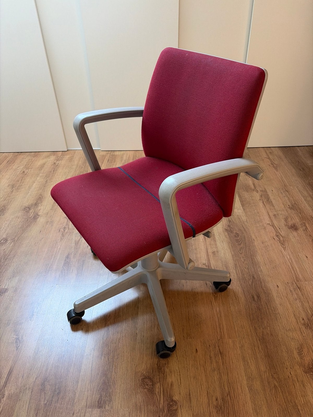 Comfortabele rode bureaustoel met wielen, merk Martin Stoll, Ophalen, Gebruikt, Rood, Bureaustoel