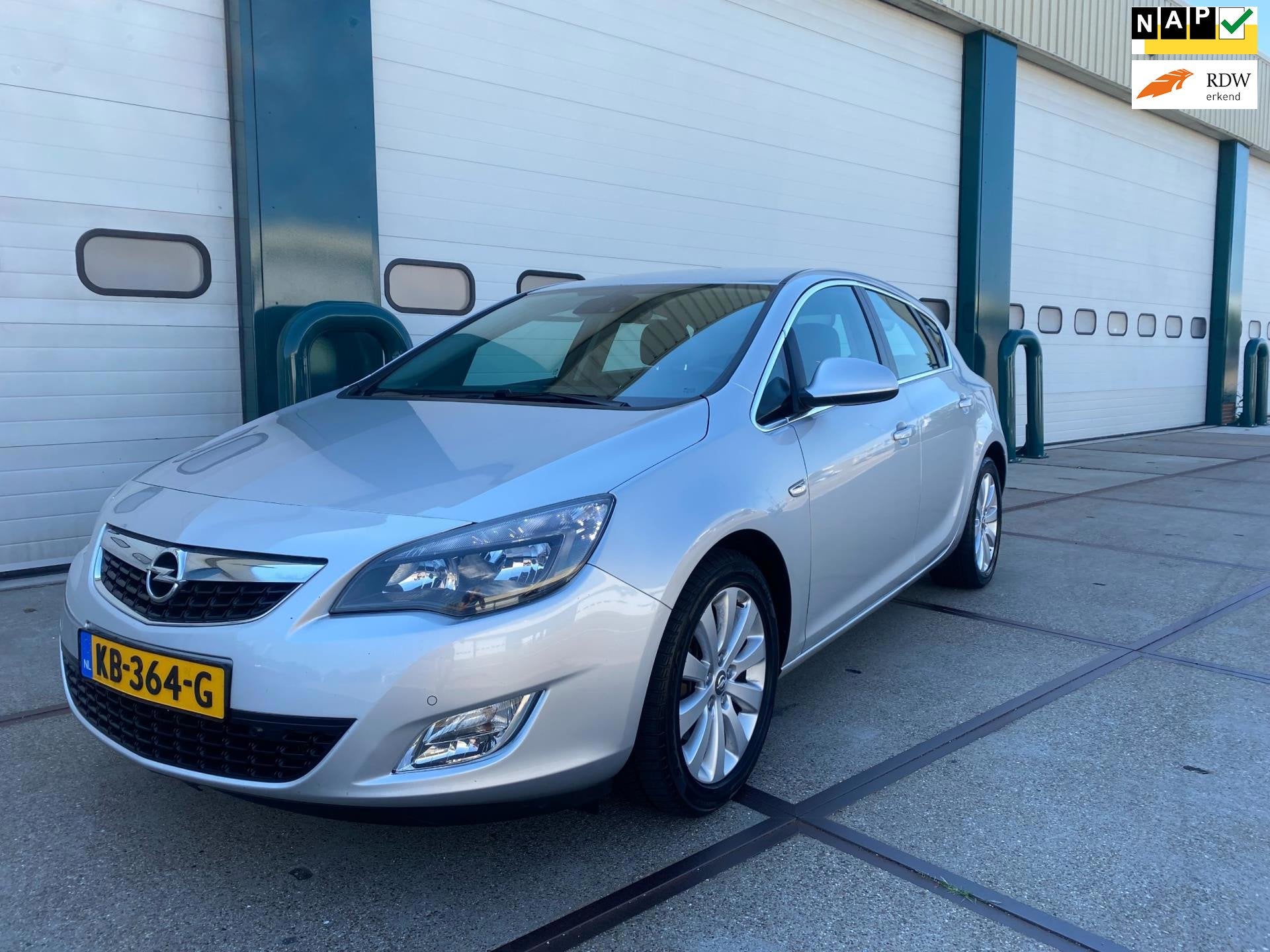 Opel Astra 1.7 CDTi S/S Cosmo, Auto's, Voorwielaandrijving, 730 kg, Gebruikt, Zwart