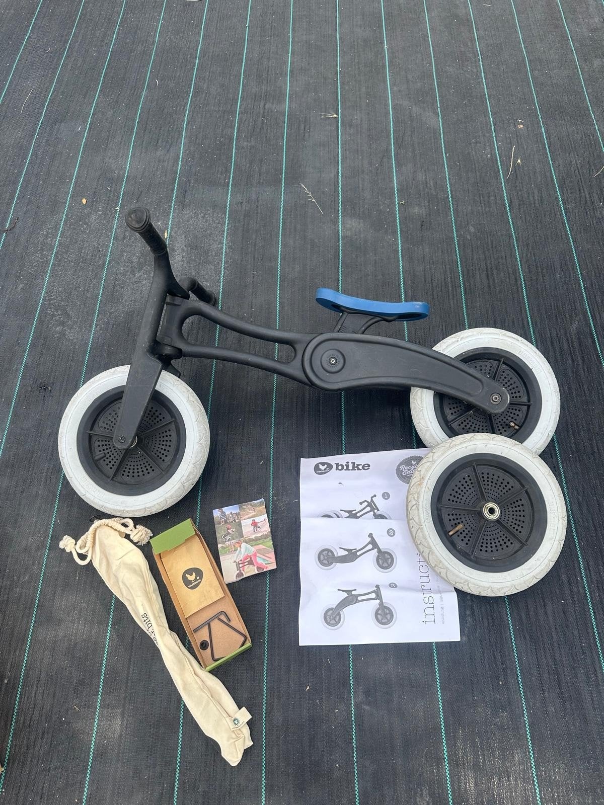 Wishbone Bike 3-in-1 loopfiets - Zwart met blauw zadel, Ophalen, Zo goed als nieuw, Loopfiets