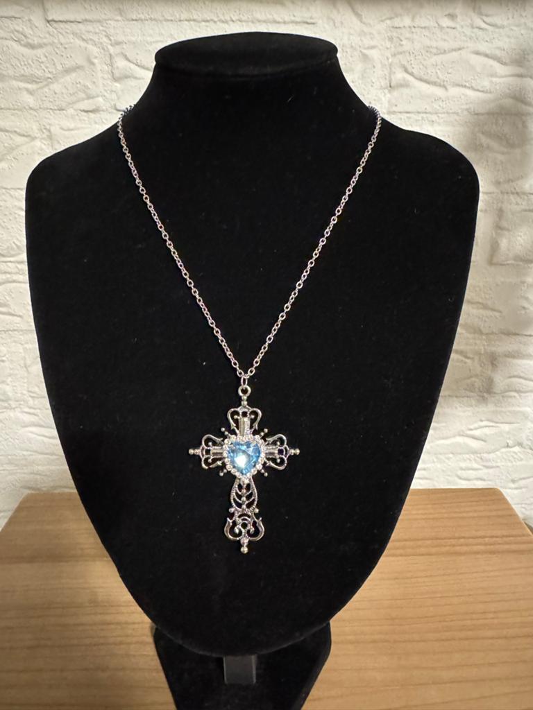 Zilverkleurige ketting met kruis en blauw hart, Verzenden, Nieuw, Zilver, Overige materialen