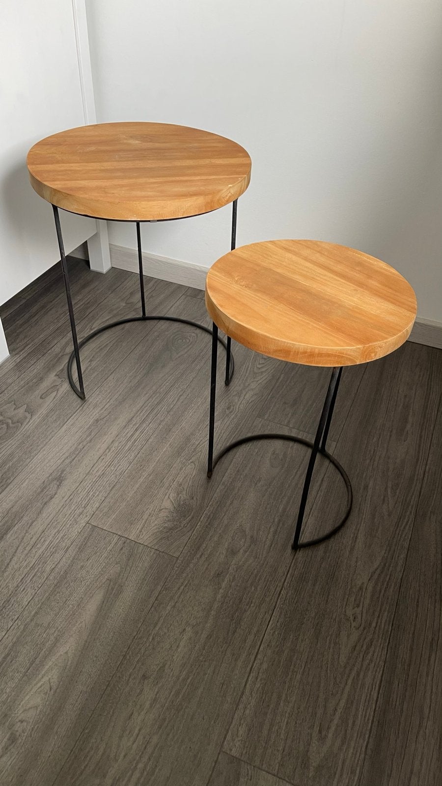 2 ronde bijzettafels met houten blad en metalen frame, Minder dan 55 cm, Rond, Zo goed als nieuw, Hout