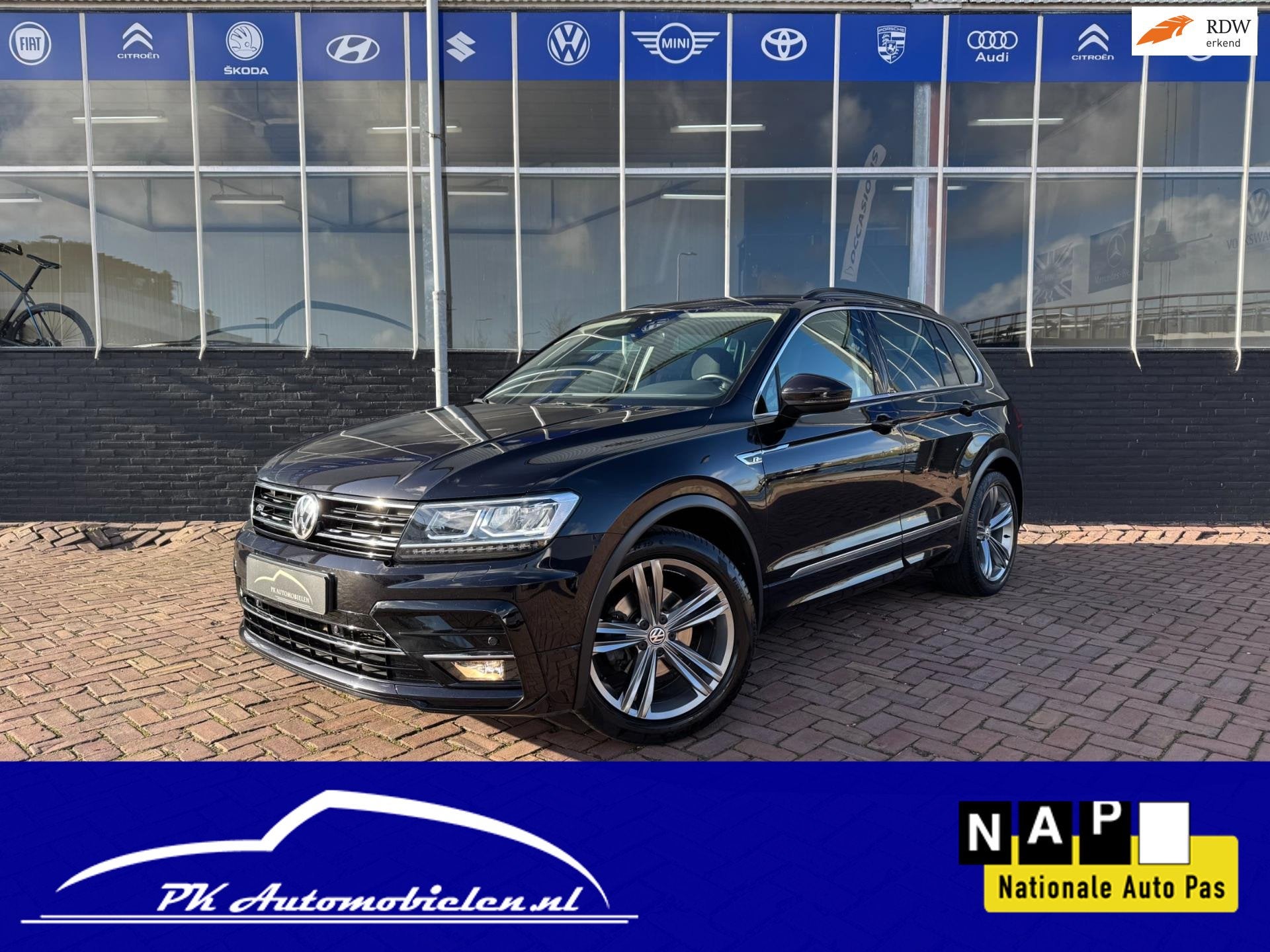 Volkswagen Tiguan 1.4 TSI Highline Business R-Line *Standkac, Stof, Zwart, 4 cilinders, 150 pk