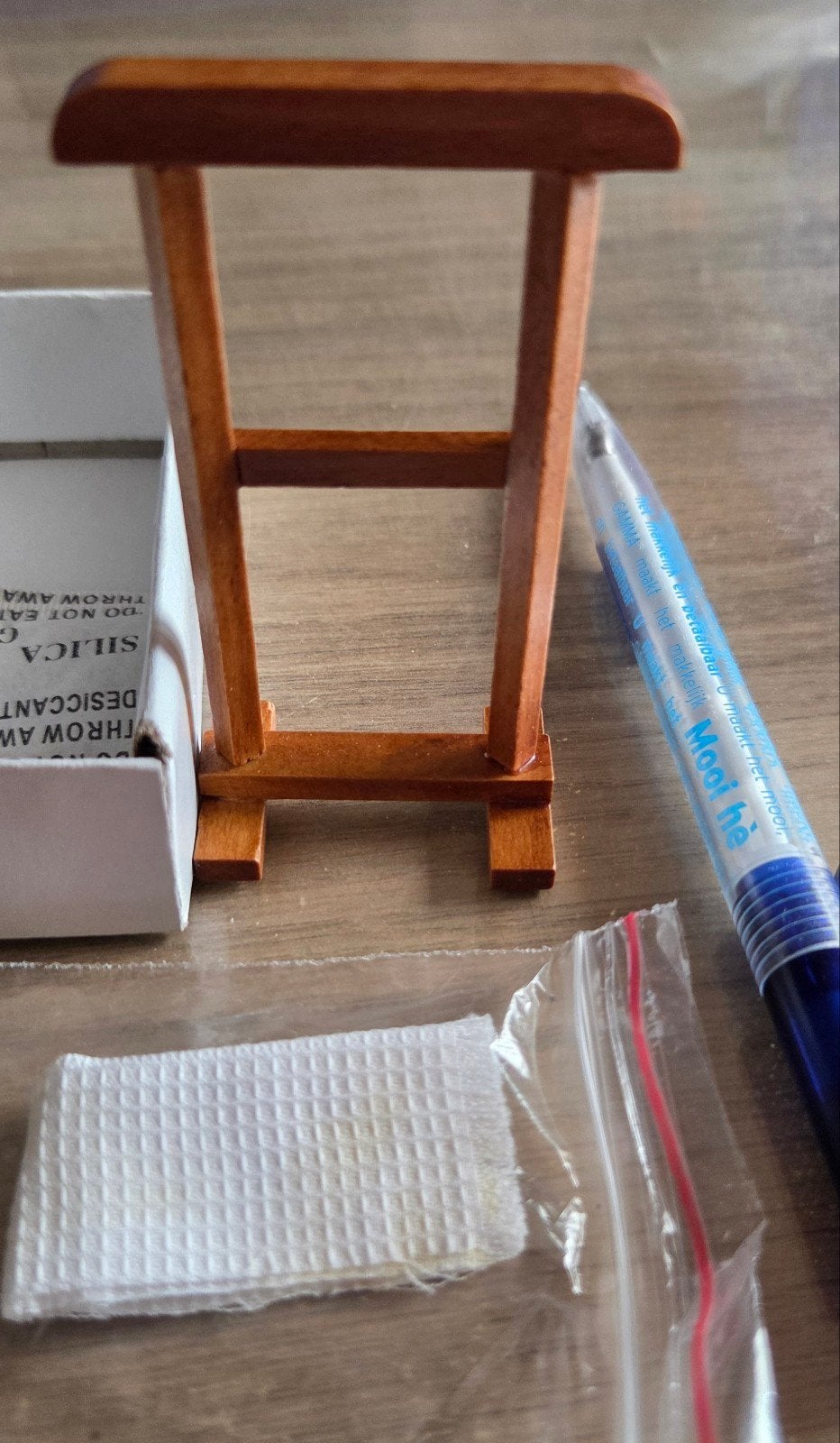 Miniatuur houten rekje voor poppenhuis of decoratie, Ophalen of Verzenden, Nieuw, Overige typen